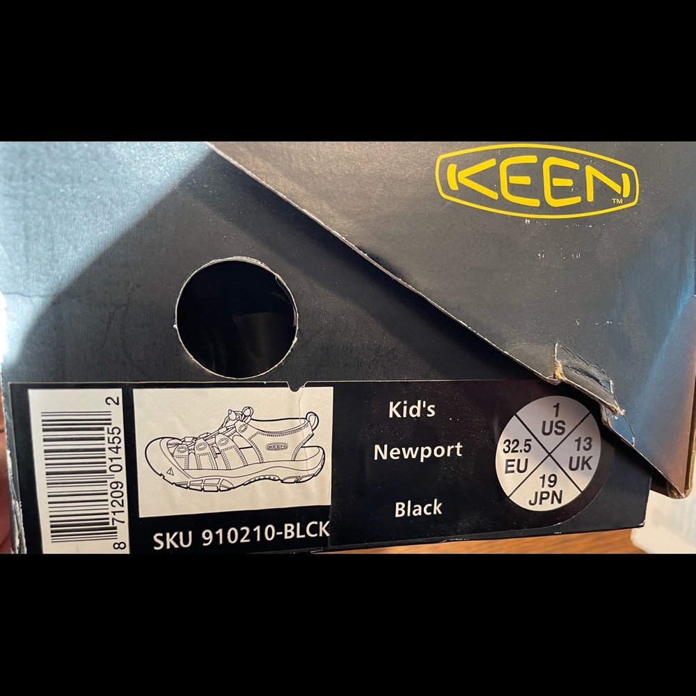 Keen Newport kid’s size 1 Black NWT